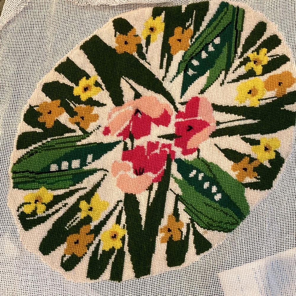 Superb Vintage Woolen Needlepoint - Picture 2 of 3